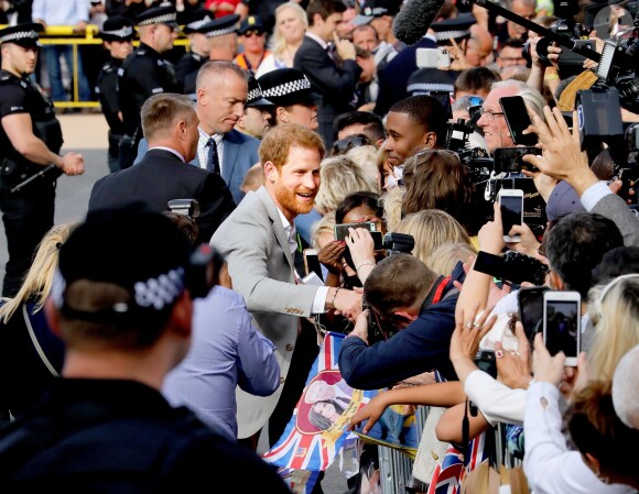 Le prince Harry est allé à la rencontre du public de manière inopinée dans les rues de Windsor le 18 mai 2018, à la veille de son mariage avec Meghan Markle.