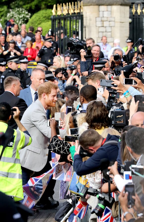 Le prince Harry est allé à la rencontre du public de manière inopinée dans les rues de Windsor le 18 mai 2018, à la veille de son mariage avec Meghan Markle.