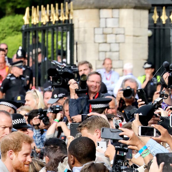 Le prince Harry est allé à la rencontre du public de manière inopinée dans les rues de Windsor le 18 mai 2018, à la veille de son mariage avec Meghan Markle.