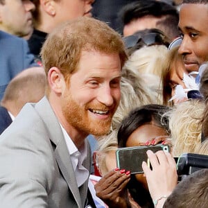 Le prince Harry est allé à la rencontre du public de manière inopinée dans les rues de Windsor le 18 mai 2018, à la veille de son mariage avec Meghan Markle.