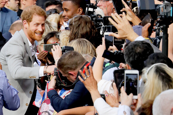Le prince Harry est allé à la rencontre du public de manière inopinée dans les rues de Windsor le 18 mai 2018, à la veille de son mariage avec Meghan Markle.