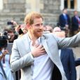  Le prince Harry est allé à la rencontre du public de manière inopinée dans les rues de Windsor le 18 mai 2018, à la veille de son mariage avec Meghan Markle. 