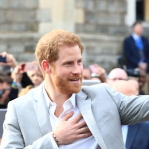 Le prince Harry est allé à la rencontre du public de manière inopinée dans les rues de Windsor le 18 mai 2018, à la veille de son mariage avec Meghan Markle.