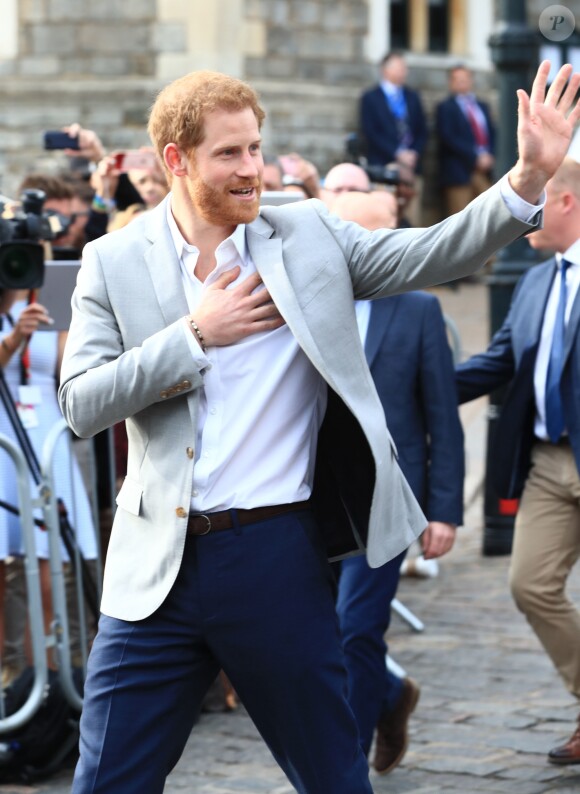 Le prince Harry est allé à la rencontre du public de manière inopinée dans les rues de Windsor le 18 mai 2018, à la veille de son mariage avec Meghan Markle.