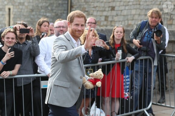 Le prince Harry est allé à la rencontre du public de manière inopinée dans les rues de Windsor le 18 mai 2018, à la veille de son mariage avec Meghan Markle.