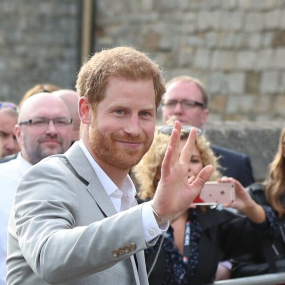 Le prince Harry est allé à la rencontre du public de manière inopinée dans les rues de Windsor le 18 mai 2018, à la veille de son mariage avec Meghan Markle.