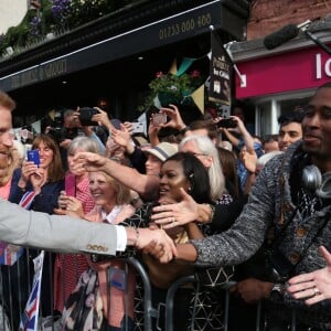 Le prince Harry est allé à la rencontre du public de manière inopinée dans les rues de Windsor le 18 mai 2018, à la veille de son mariage avec Meghan Markle.