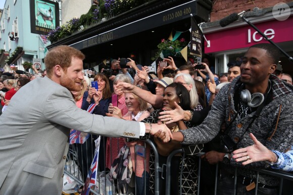 Le prince Harry est allé à la rencontre du public de manière inopinée dans les rues de Windsor le 18 mai 2018, à la veille de son mariage avec Meghan Markle.