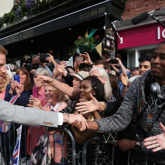 Le prince Harry est allé à la rencontre du public de manière inopinée dans les rues de Windsor le 18 mai 2018, à la veille de son mariage avec Meghan Markle.