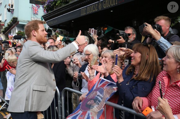 Le prince Harry est allé à la rencontre du public de manière inopinée dans les rues de Windsor le 18 mai 2018, à la veille de son mariage avec Meghan Markle.