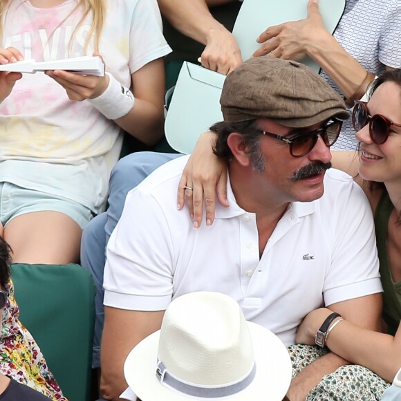 Jean Dujardin et sa compagne Nathalie Péchalat dans les tribunes lors de la finale homme des Internationaux de Tennis de Roland-Garros à Paris, le 11 juin 2017. © Jacovides-Moreau/Bestimage