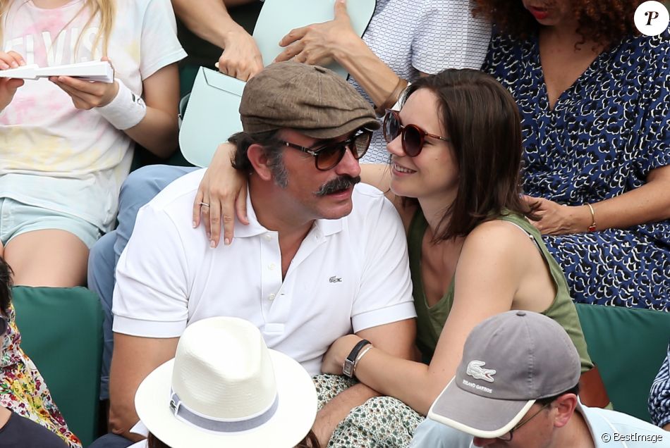 Jean Dujardin et sa compagne Nathalie Péchalat dans les tribunes lors de la finale homme des Internationaux de Tennis de Roland-Garros à Paris, le 11 juin 2017. © Jacovides-Moreau/Bestimage