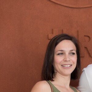 Jean Dujardin et sa compagne Nathalie Pechalat au village lors de la finale homme des internationaux de France de Roland Garros à Paris, le 11 juin 2017. © Dominique Jacovides - Cyril Moreau/ Bestimage