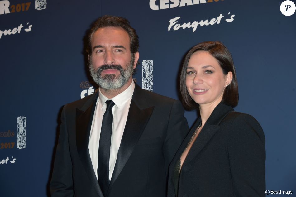 Jean Dujardin et sa compagne Nathalie Péchalat - Photocall du dîner de la 42ème cérémonie des César au Fouquet&#039;s à Paris. Le 24 février 2017 © Giancarlo Gorassini / Bestimage