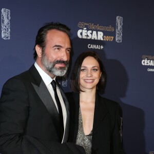 Jean Dujardin et sa compagne Nathalie Péchalat posent lors du photocall de la 42ème cérémonie des Cesar à la salle Pleyel à Paris, le 24 février 2017. © Dominique Jacovides - Olivier Borde / Bestimage