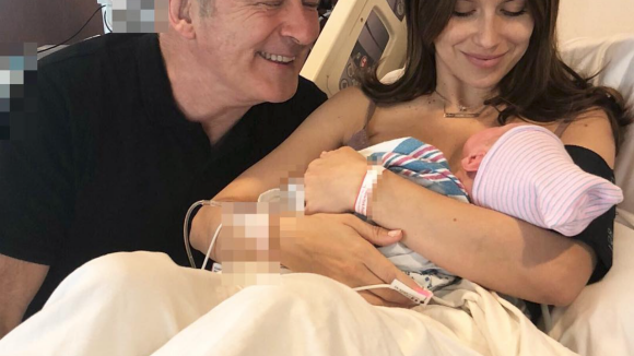 Alec Baldwin papa : Sa femme révèle le prénom du bébé et pose en lingerie