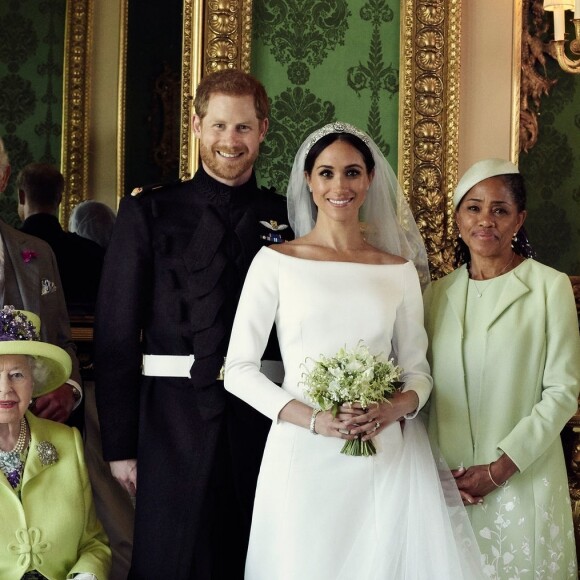 Le prince Harry et la duchesse Meghan de Sussex (Meghan Markle), photo officielle de leur mariage le 19 mai 2018 réalisée au château de Windsor par Alexi Lubomirski. Les jeunes mariés sont ici entourés de leur famille et de leurs enfants d'honneur : (debout, de g. à dr.) Jasper Dyer, la duchesse Camilla de Cornouailles, le prince Charles, Doria Ragland, le prince William ; (rangée centrale) Brian Mulroney, le duc d'Edimbourg, la reine Elizabeth II, la duchesse Catherine de Cambridge, la princesse Charlotte, le prince George, Rylan Litt, John Mulroney ; (au sol) Ivy Mulroney, Florence van Cutsem, Zalie Warren, Remi Litt. ©Alexi Lubomirski via Bestimage