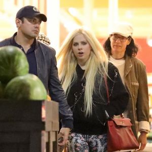 Exclusif - Avril Lavigne fait des achats dans un supermarché de Los Angeles avec son supposé compagnon le 18 avril 2018.