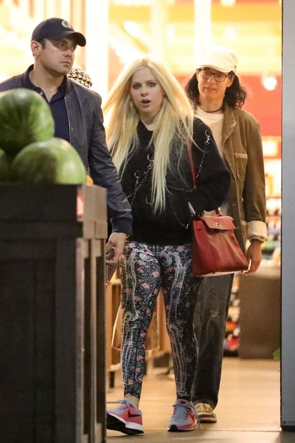 Exclusif - Avril Lavigne fait des achats dans un supermarché de Los Angeles avec son supposé compagnon le 18 avril 2018.