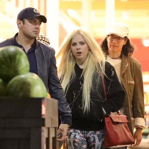Exclusif - Avril Lavigne fait des achats dans un supermarché de Los Angeles avec son supposé compagnon le 18 avril 2018.