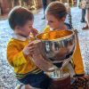 Estelle (6 ans) et Oscar (2 ans) de Suède se joignaient à leurs parents la princesse héritière Victoria et le prince Daniel ainsi qu'à leur oncle le prince Carl Philip le 21 mai 2018 au palais royal à Stockholm lors d'une réception pour fêter le titre de champions du monde des hockeyeurs suédois.