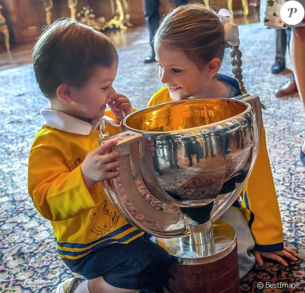 Estelle (6 ans) et Oscar (2 ans) de Suède se joignaient à leurs parents la princesse héritière Victoria et le prince Daniel ainsi qu'à leur oncle le prince Carl Philip le 21 mai 2018 au palais royal à Stockholm lors d'une réception pour fêter le titre de champions du monde des hockeyeurs suédois.