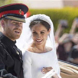 Le prince Harry, duc de Sussex, et Meghan Markle, duchesse de Sussex, en calèche à la sortie du château de Windsor après leur mariage le 19 mai 2018.