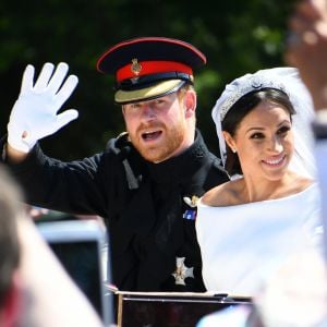 Le prince Harry, duc de Sussex, et Meghan Markle, duchesse de Sussex, en calèche à la sortie du château de Windsor après leur mariage le 19 mai 2018.