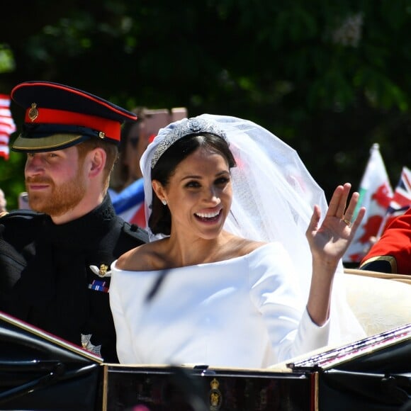 Le prince Harry, duc de Sussex, et Meghan Markle, duchesse de Sussex, en calèche à la sortie du château de Windsor après leur mariage le 19 mai 2018.