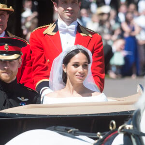 Le prince Harry, duc de Sussex, et Meghan Markle, duchesse de Sussex, en calèche à la sortie du château de Windsor après leur mariage le 19 mai 2018.