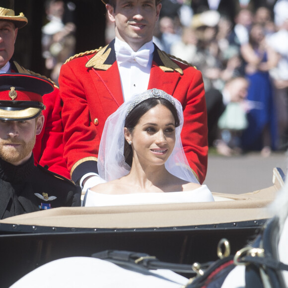 Le prince Harry, duc de Sussex, et Meghan Markle, duchesse de Sussex, en calèche à la sortie du château de Windsor après leur mariage le 19 mai 2018.
