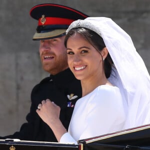 Le prince Harry, duc de Sussex, et Meghan Markle, duchesse de Sussex, en calèche à la sortie du château de Windsor après leur mariage le 19 mai 2018.