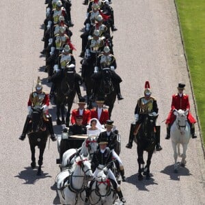 Le prince Harry, duc de Sussex, et Meghan Markle, duchesse de Sussex, en calèche à la sortie du château de Windsor après leur mariage le 19 mai 2018.