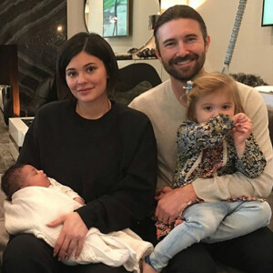 Les enfants de Caitlyn Jenner réunis avec leurs enfants. De gauche à droite : Burt et son fils Bodhi, Kylie et sa fille Stormi, Brandon et sa fille Eva. Mai 2018.