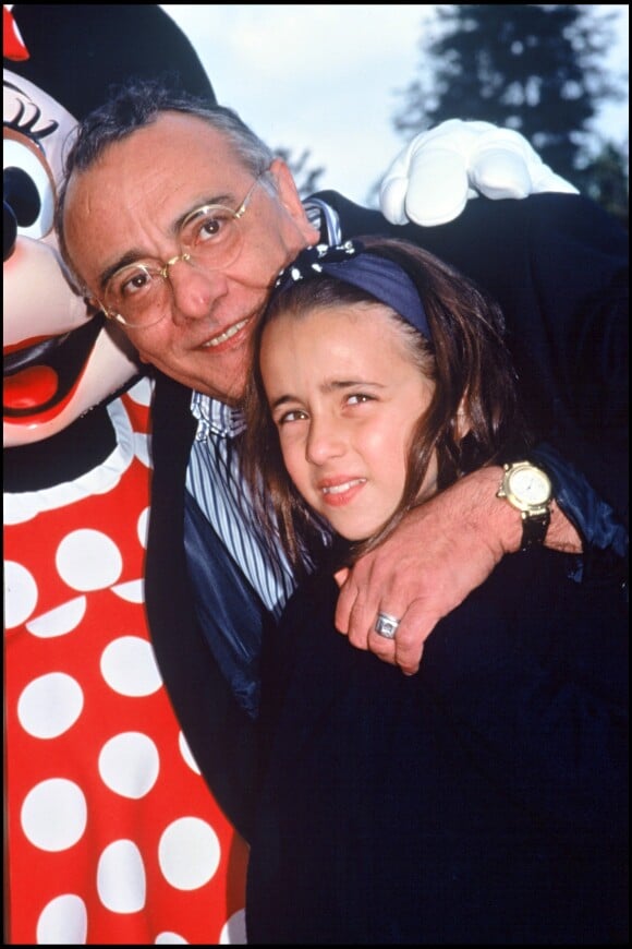 Yves et sa fille Sophie Mourousi à Disneyland Paris, le 6 août 1997.