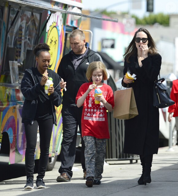 Exclusif - Angelina Jolie et ses filles Zahara et Vivienne se baladent à Los Angeles et s'arrêtent à un food truck le 19 mars 2018.