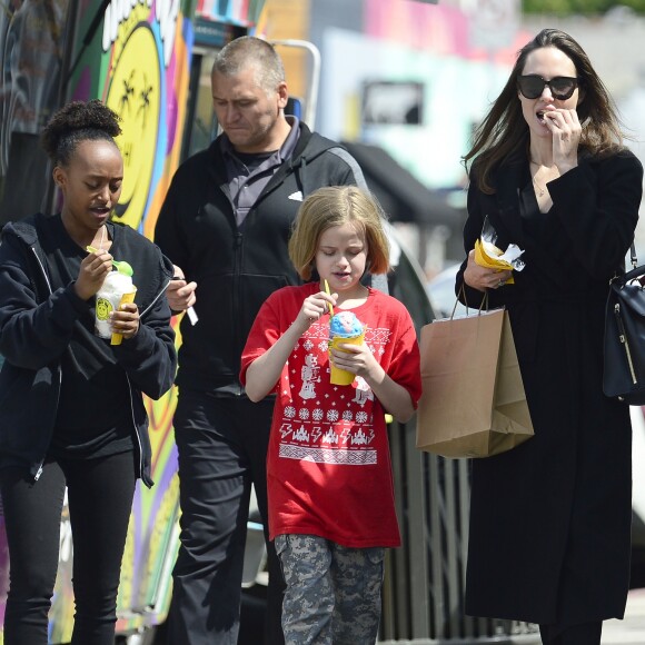 Exclusif - Angelina Jolie et ses filles Zahara et Vivienne se baladent à Los Angeles et s'arrêtent à un food truck le 19 mars 2018.