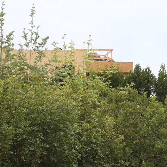 Exclusif - Ben Affleck et sa compagne Lindsay Shookus se câlinent et discutent en admirant la nouvelle maison de l'acteur à Los Angeles, le 24 mai 2018