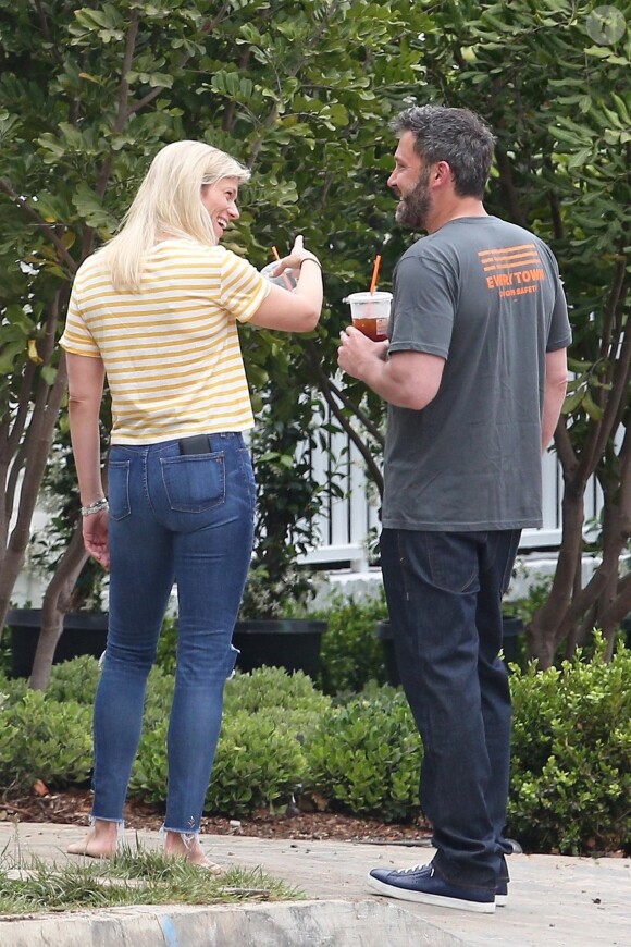 Exclusif - Ben Affleck et sa compagne Lindsay Shookus se câlinent et discutent en admirant la nouvelle maison de l'acteur à Los Angeles, le 24 mai 2018