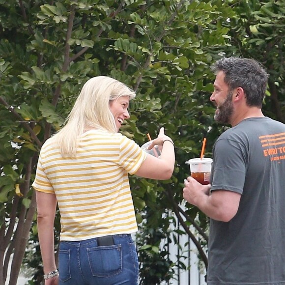 Exclusif - Ben Affleck et sa compagne Lindsay Shookus se câlinent et discutent en admirant la nouvelle maison de l'acteur à Los Angeles, le 24 mai 2018