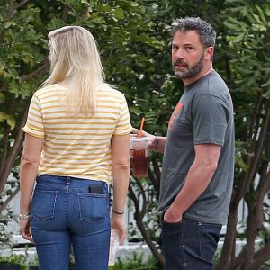 Exclusif - Ben Affleck et sa compagne Lindsay Shookus se câlinent en admirant la nouvelle maison de l'acteur à Los Angeles, le 24 mai 2018