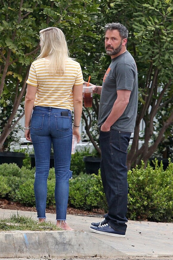 Exclusif - Ben Affleck et sa compagne Lindsay Shookus se câlinent en admirant la nouvelle maison de l'acteur à Los Angeles, le 24 mai 2018