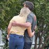 Exclusif - Ben Affleck et sa compagne Lindsay Shookus se câlinent en admirant la nouvelle maison de l'acteur à Los Angeles, le 24 mai 2018