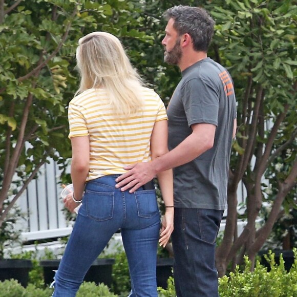 Exclusif - Ben Affleck et sa compagne Lindsay Shookus se câlinent et discutent en admirant la nouvelle maison de l'acteur à Los Angeles, le 24 mai 2018