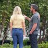 Exclusif - Ben Affleck et sa compagne Lindsay Shookus se câlinent et discutent en admirant la nouvelle maison de l'acteur à Los Angeles, le 24 mai 2018