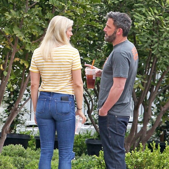 Exclusif - Ben Affleck et sa compagne Lindsay Shookus se câlinent et discutent en admirant la nouvelle maison de l'acteur à Los Angeles, le 24 mai 2018
