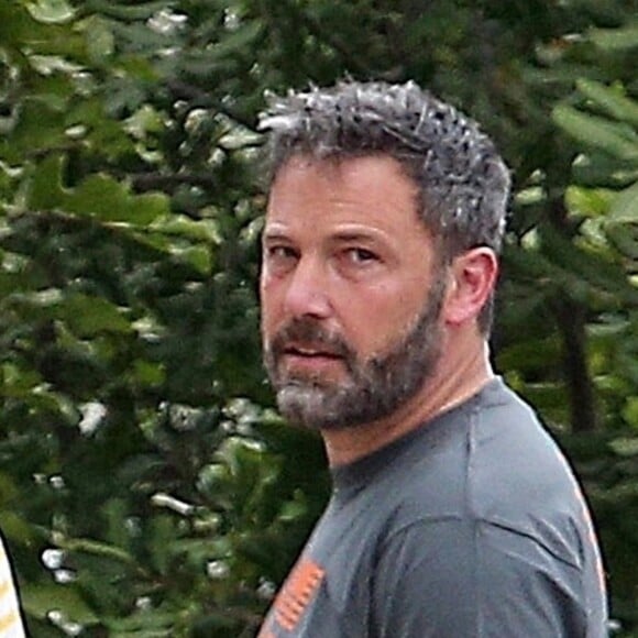 Exclusif - Ben Affleck et sa compagne Lindsay Shookus se câlinent et discutent en admirant la nouvelle maison de l'acteur à Los Angeles, le 24 mai 2018