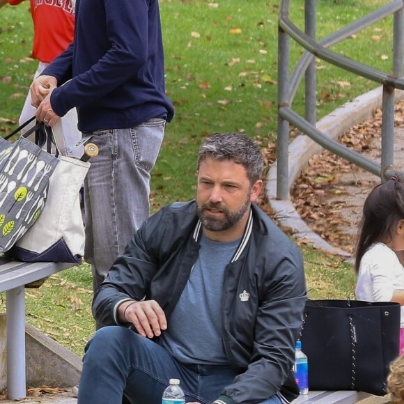 Exclusif - Ben Affleck et son ex femme Jennifer Garner assistent au match de Baseball de leur fils Samuel à Brentwood le 12 mai 2018.