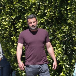 Ben Affleck se promène avec ses enfants Seraphina, Samuel et Violet à Los Angeles le 4 mai 2018.
