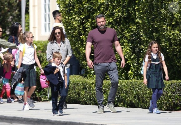 Ben Affleck se promène avec ses enfants Seraphina, Samuel et Violet à Los Angeles le 4 mai 2018.
